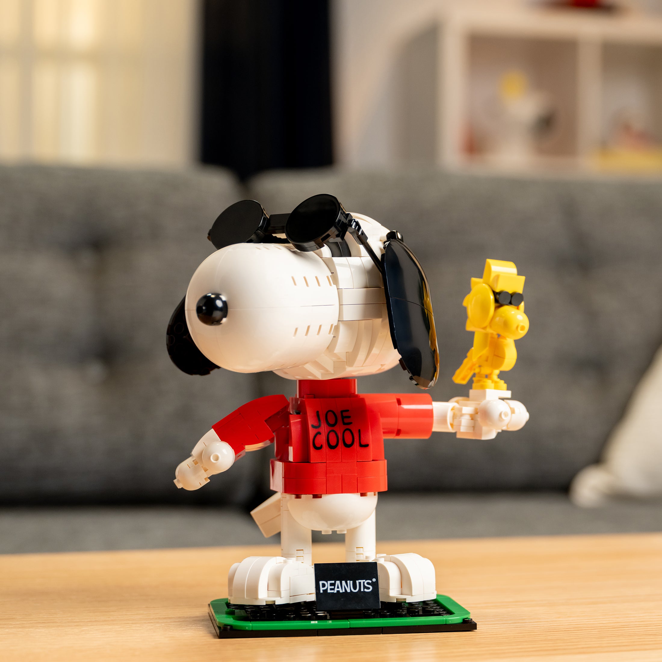 SNOOPY - はった工房 Brickcraft x Peanuts Joe Cool Brick Building Kit – 643 Pieces